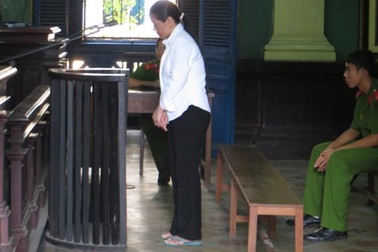 Dùng cưa cắt gạch cưa ngực vợ, bị đâm chết