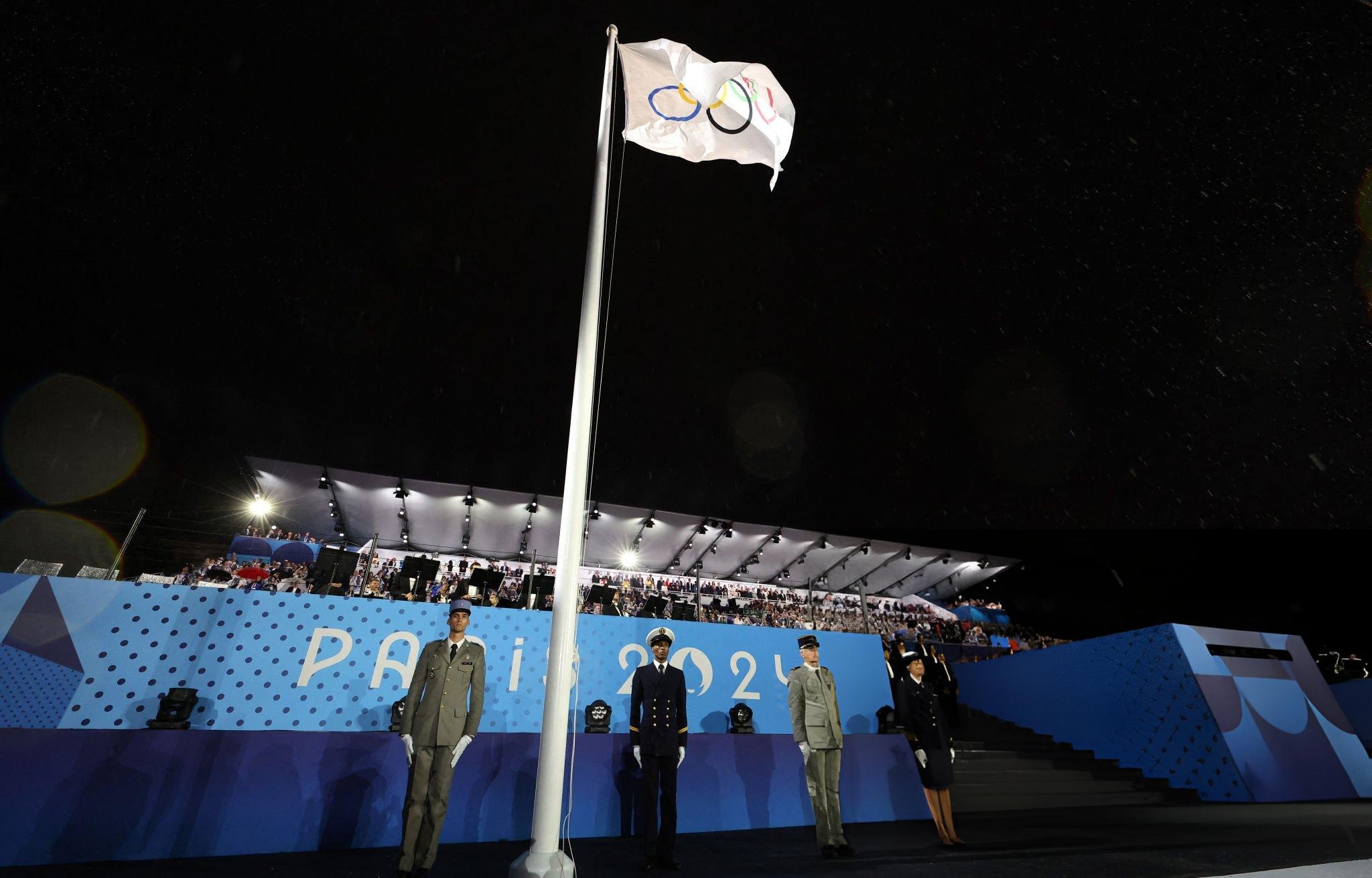 View - Khai mạc Olympic Paris 2024: Màn diễu hành độc đáo trên sông Seine | Báo Dân trí