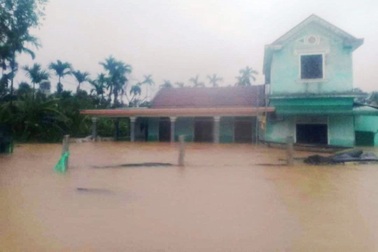 “Rốn” lũ Phong Điền nước dâng nhanh, ngập đến nửa nhà dân