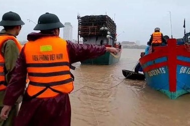 Kịp thời cứu hộ tàu cá đứt neo trôi ra biển trong mưa lũ