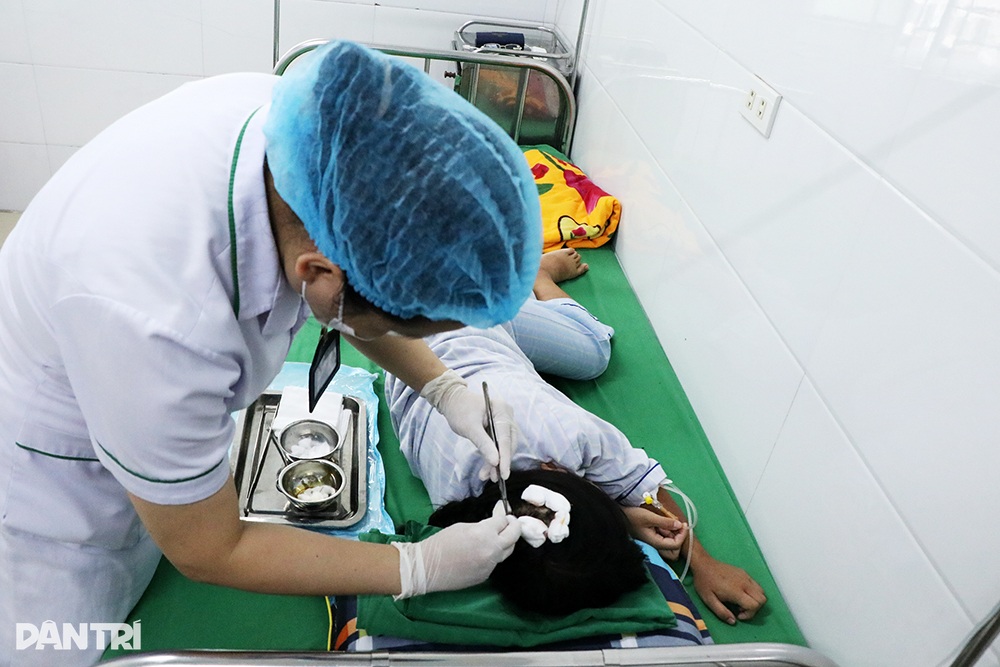 Sức khỏe của bé bị cha dượng dùng búa đánh vào đầu hiện ra sao? - 1