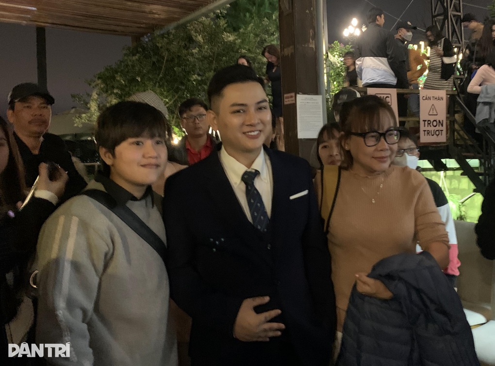 Vì sao Hoài Lâm trở lại showbiz giữa tranh cãi giọng hát đi xuống? - 3 Vì sao Hoài Lâm trở lại showbiz giữa tranh cãi giọng hát đi xuống? - 3