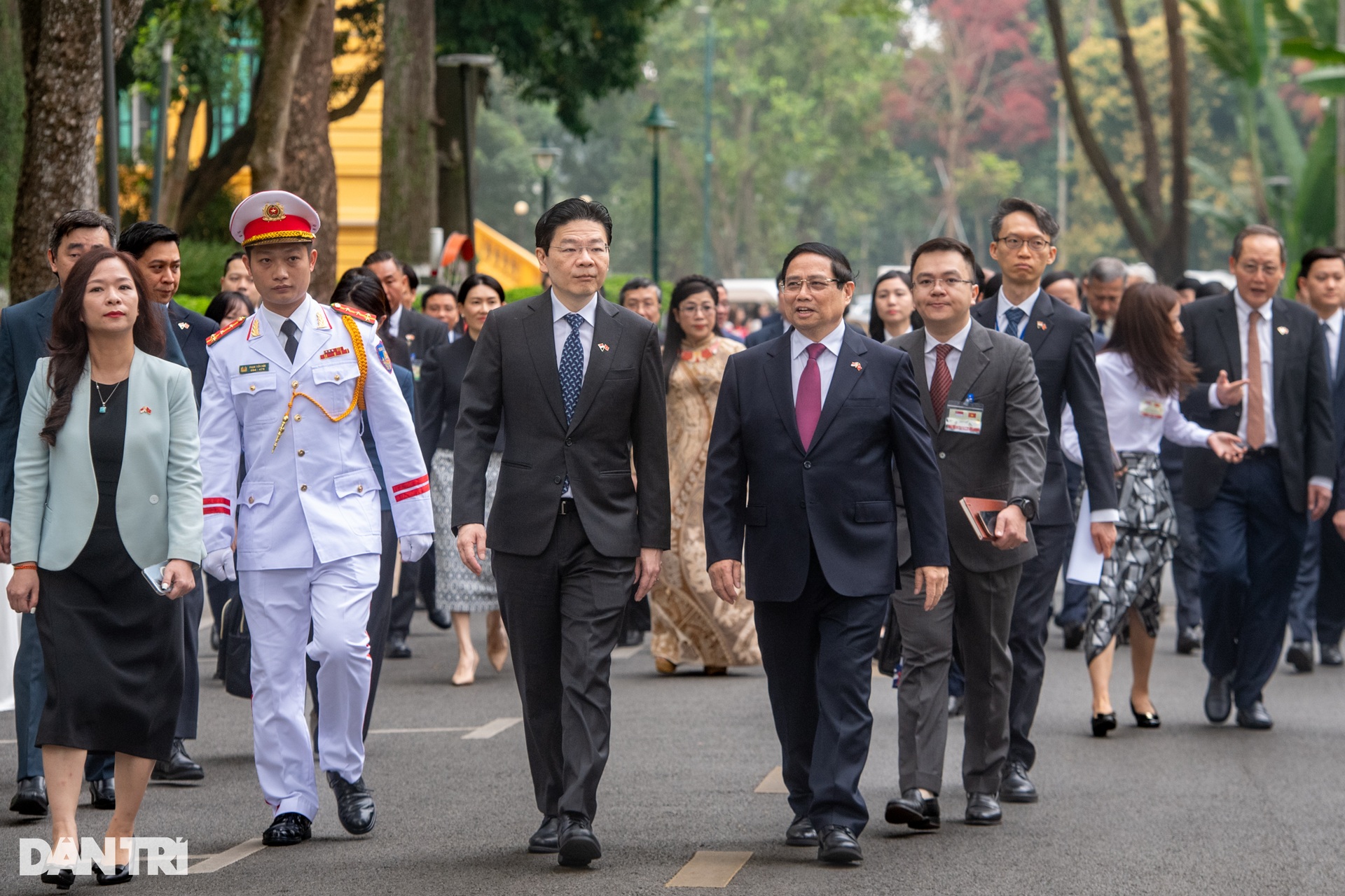 Toàn cảnh lễ đón Thủ tướng Singapore thăm chính thức Việt Nam - 4 Toàn cảnh lễ đón Thủ tướng Singapore thăm chính thức Việt Nam - 4