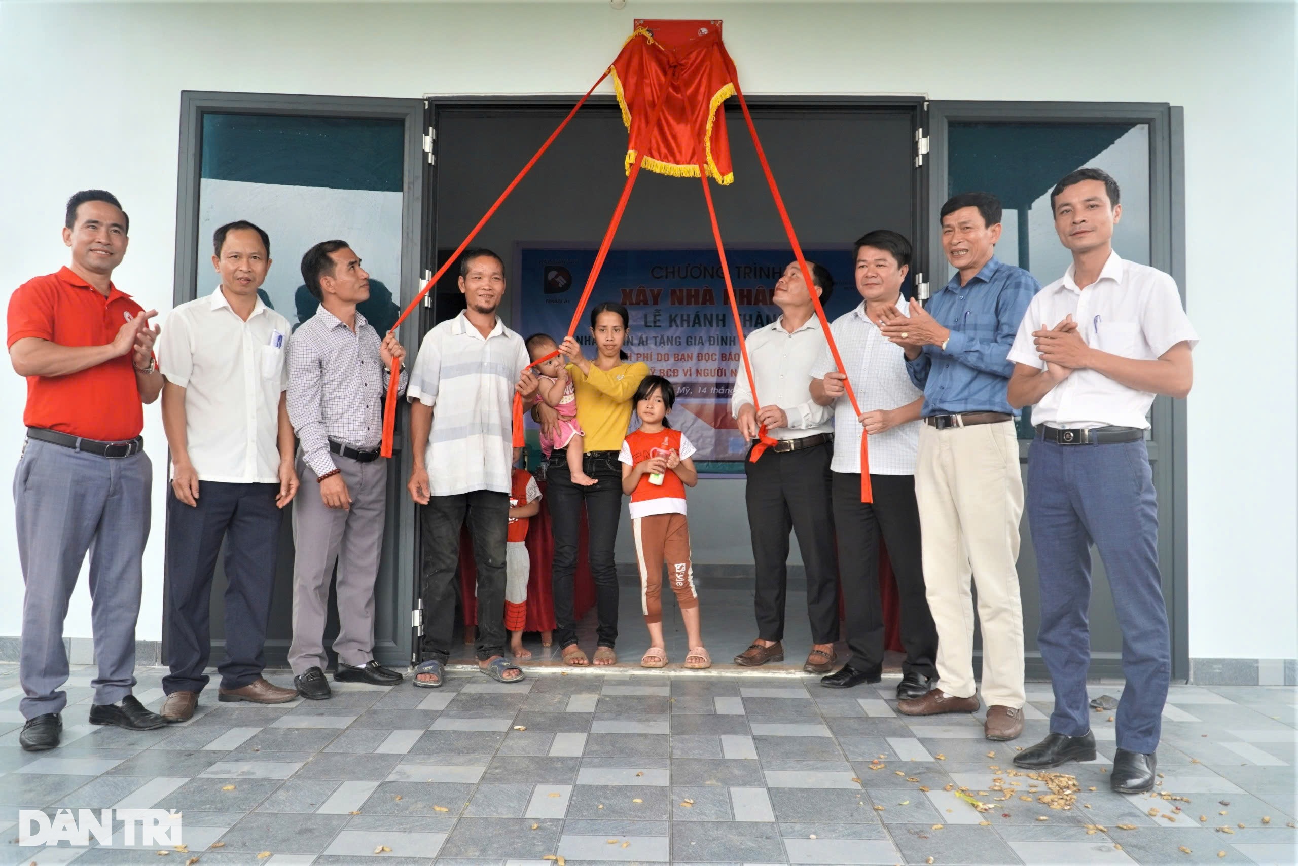 Nhờ tấm lòng bạn đọc Dân trí, vợ chồng khờ cùng 3 con thơ có ngôi nhà mới - 6 Nhờ tấm lòng bạn đọc Dân trí, vợ chồng khờ cùng 3 con thơ có ngôi nhà mới - 6