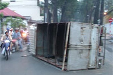 Va chạm với xe buýt, xe tải lật nhào giữa phố