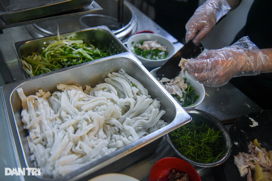 Quán phở tự tráng của người Mông giữa lòng Hà Nội, ngày bán hết vèo 500 bát - 5 Quán phở tự tráng của người Mông giữa lòng Hà Nội, ngày bán hết vèo 500 bát - 5