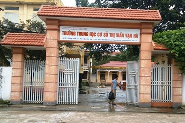 Thắc mắc về khoản thu, phụ huynh được “biểu dương” trước toàn trường