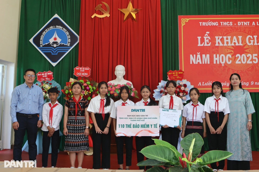 Báo Dân trí trao gần 900 thẻ BHYT đến học sinh tại miền Trung - Tây Nguyên - 6 Báo Dân trí trao gần 900 thẻ BHYT đến học sinh tại miền Trung - Tây Nguyên - 6