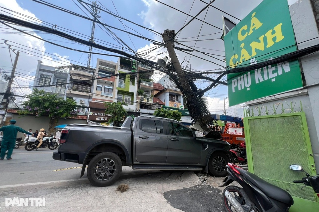 Xe bán tải húc gãy cột điện ở TPHCM, tài xế thiệt mạng - 2 Xe bán tải húc gãy cột điện ở TPHCM, tài xế thiệt mạng - 2