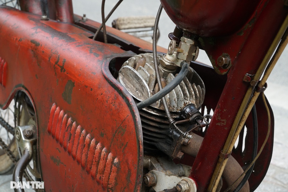 Chiếc xe máy cổ Georges Catte có tuổi đời gần 70 năm vẫn chạy tốt - 4 Chiếc xe máy cổ Georges Catte có tuổi đời gần 70 năm vẫn chạy tốt - 4