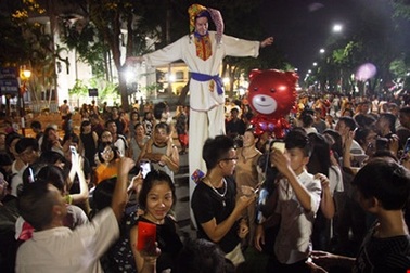 Nghệ sĩ Nga biểu diễn miễn phí trên phố đi bộ Hà Nội