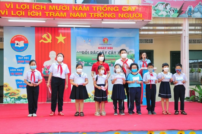 Hội đồng Đội TP. Nha Trang trao 10 suất học bổng trị giá 500.000 đồng/suất cho các học sinh có hoàn cảnh khó khăn của trường.