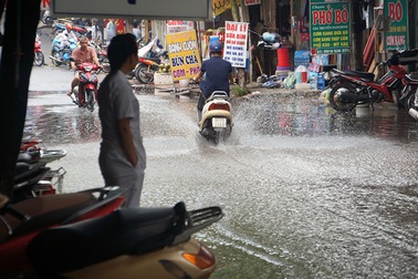 Hình ảnh người dân khổ vì nước thải ngập cổng bệnh viện Phụ sản Hà Nội