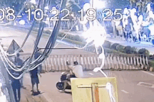 Hai đối tượng lạng lách, đánh võng, đâm thẳng rào chắn của công an