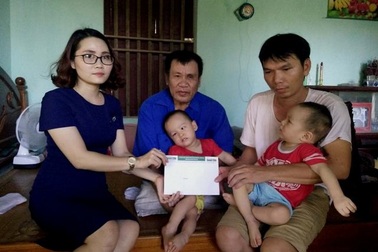 Trao thêm gần 81 triệu đồng đến người mẹ có hai con song sinh bại não