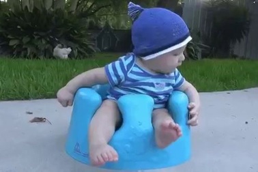 Clip vui: Em bé ngơ ngác vì "siêu trộm"