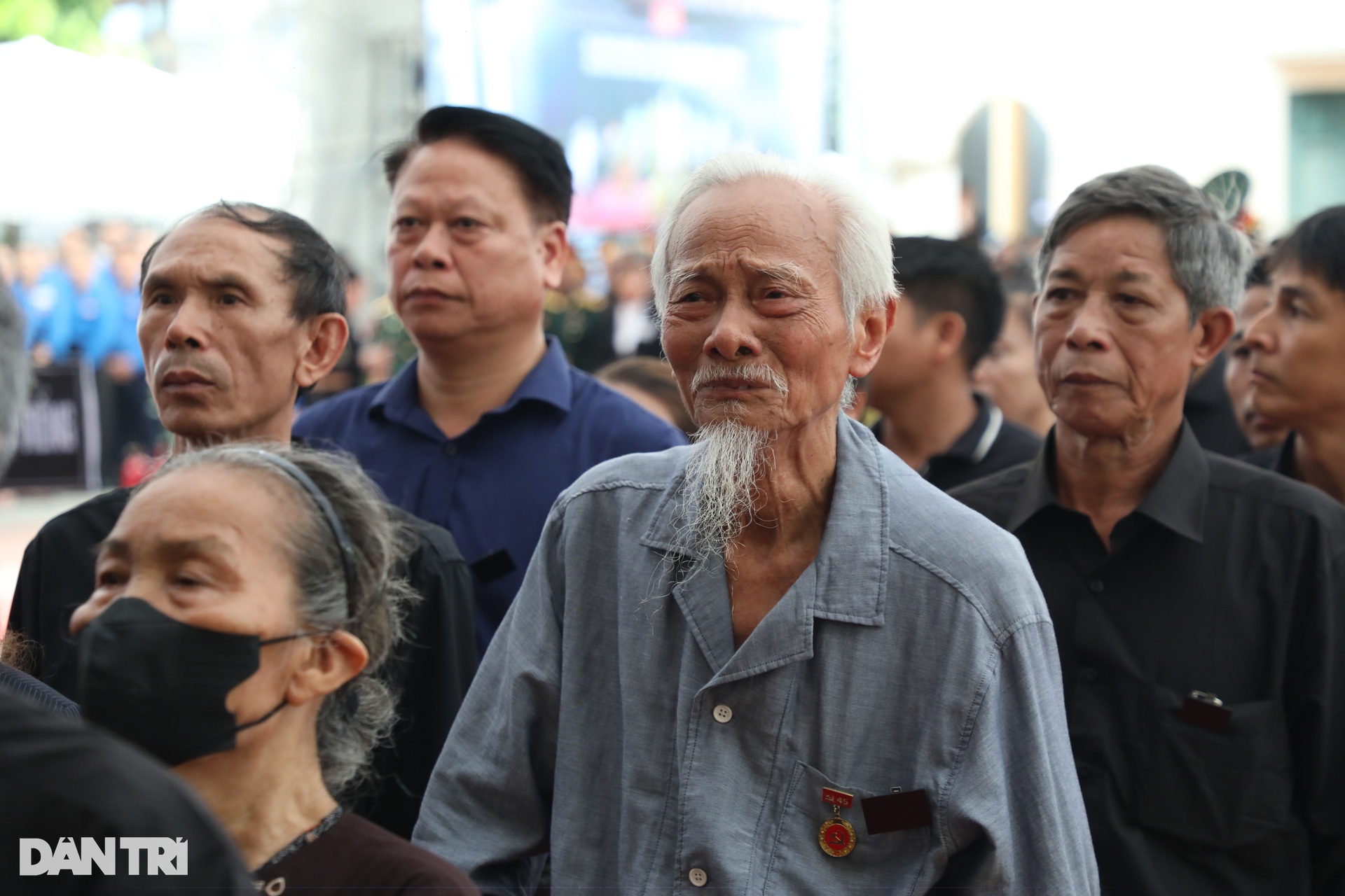 Hàng nghìn người dân xếp hàng vào viếng Tổng Bí thư tại quê nhà Đông Hội - 6 Hàng nghìn người dân xếp hàng vào viếng Tổng Bí thư tại quê nhà Đông Hội - 6