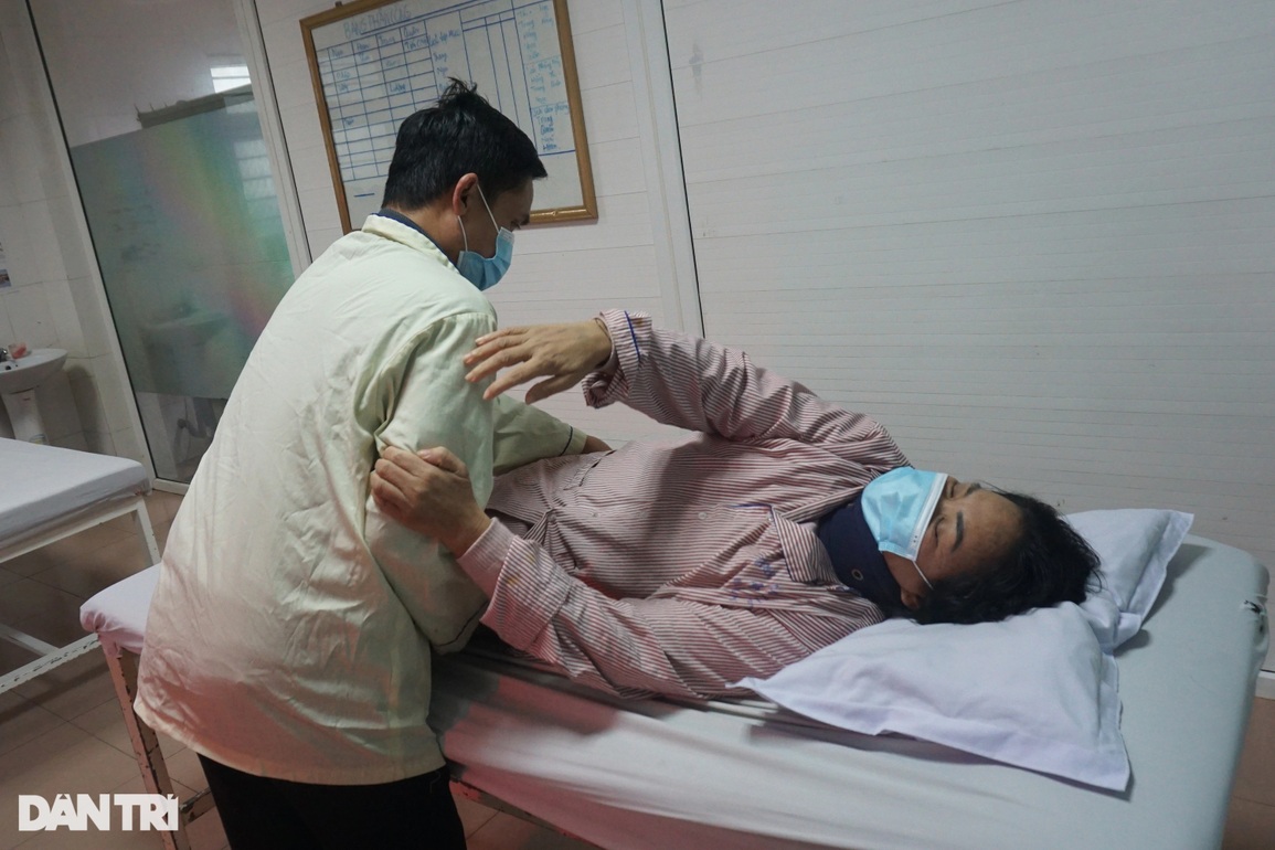 Chia đôi suất cơm, chồng nghèo nuôi giấc mơ cứu vợ khỏi bại liệt toàn thân - 2 Chia đôi suất cơm, chồng nghèo nuôi giấc mơ cứu vợ khỏi bại liệt toàn thân - 2