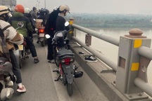 Hà Nội: Tìm kiếm nam thanh niên nghi nhảy cầu Thanh Trì