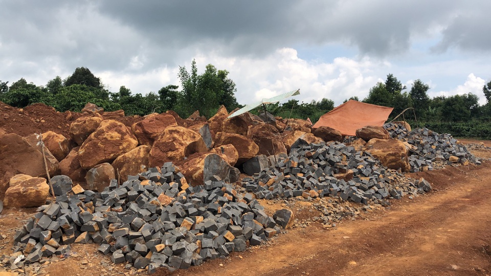 Gia Lai: Đá tặc mở đại công trường rầm rộ gần trụ sở Uỷ ban xã - 3 Gia Lai: Đá tặc mở đại công trường rầm rộ gần trụ sở Uỷ ban xã - 3