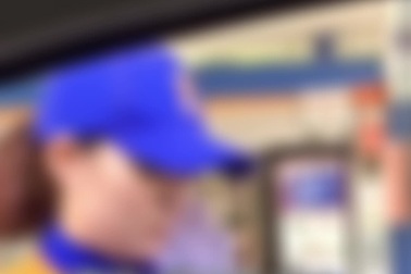 Tranh cãi chuyện nhân viên hay chủ xe là người mở nắp khi đổ xăng cho ô tô