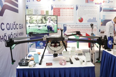 Cận cảnh máy bay phun thuốc trừ sâu điều khiển từ xa