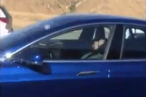 Tài xế ngủ gật trong khi xe Tesla tự lái