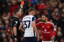 Fernandes bị đuổi, Man Utd thảm bại trước Tottenham