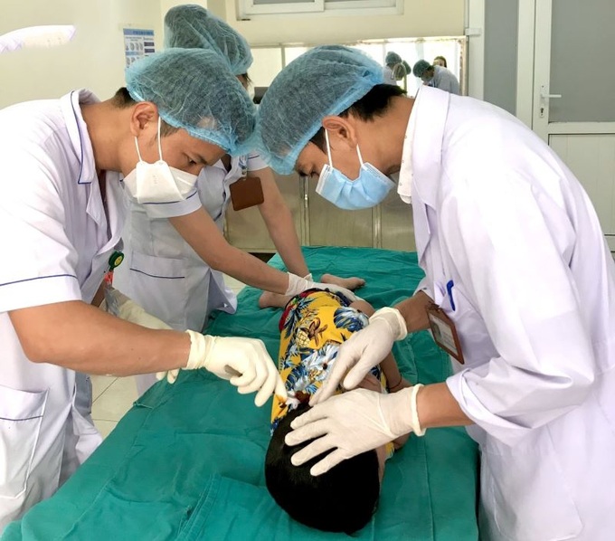 Bệnh nhi trước khi phẫu thuật được các bác sĩ thăm khám
