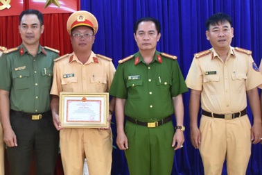 Khen thưởng đột xuất 2 cán bộ công an trả lại ví tiền cho người đánh rơi