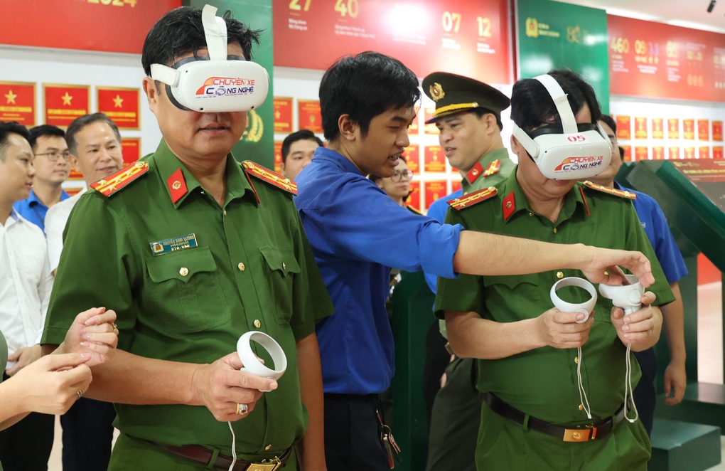 Công an TPHCM ra mắt mô hình robot hỗ trợ tiếp dân - 3 Công an TPHCM ra mắt mô hình robot hỗ trợ tiếp dân - 3