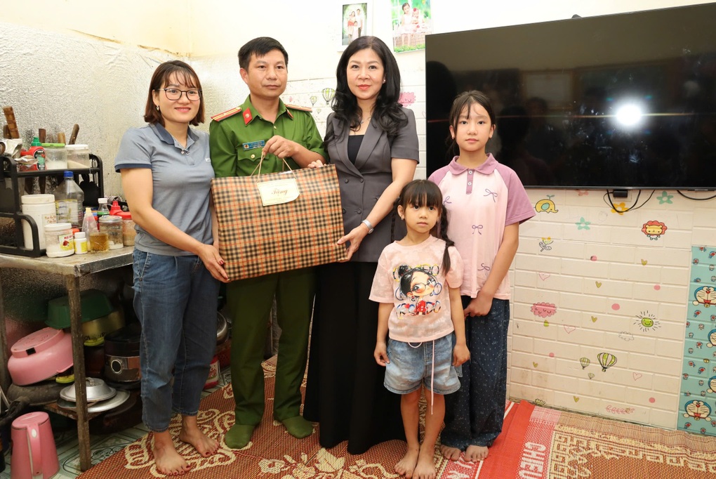 Phu nhân Ngô Phương Ly thăm các gia đình chính sách ở Sơn La - 2 Phu nhân Ngô Phương Ly thăm các gia đình chính sách ở Sơn La - 2