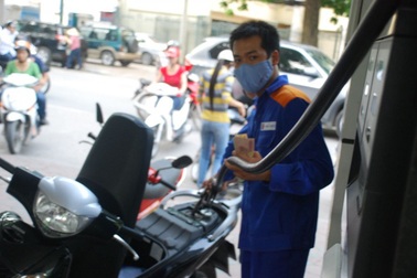 Giữ ổn định giá xăng, giảm nhẹ giá dầu kể từ chiều nay