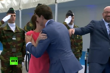 Thủ tướng Bỉ lúng túng vì bắt tay hụt người đồng cấp Canada