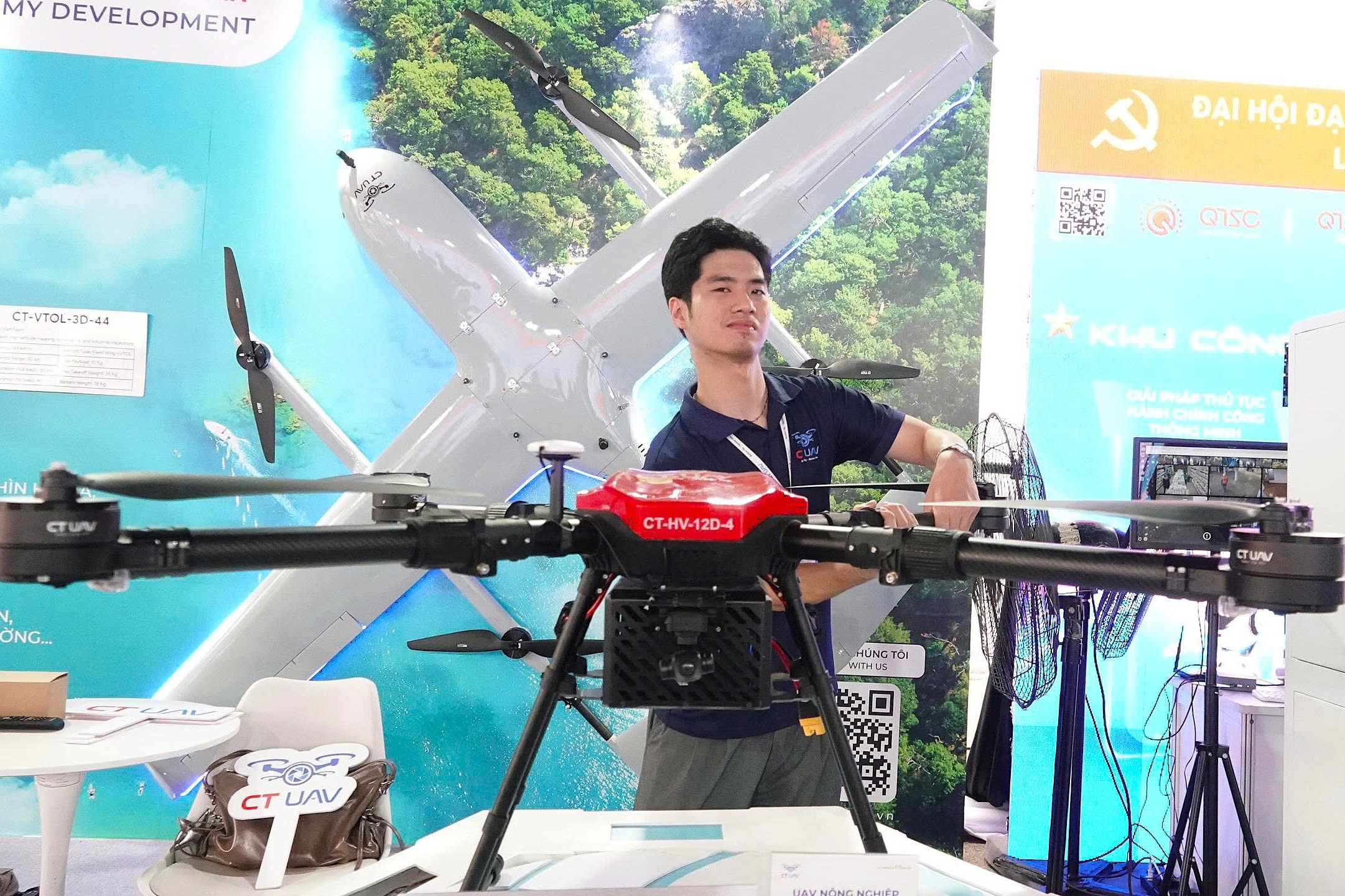 Drone siêu nhẹ, chip AI xuất hiện tại triển lãm mừng Đại hội Đảng bộ TPHCM - 2