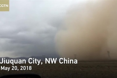 Bão cát như “nuốt chửng” một huyện ở Trung Quốc