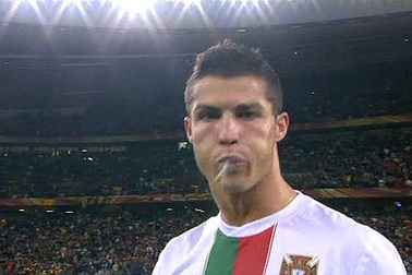 Ronaldo mất bình tĩnh sau thất bại trước TBN