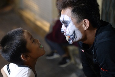 Giới trẻ hóa trang thành ma quỷ đi chơi đêm Halloween