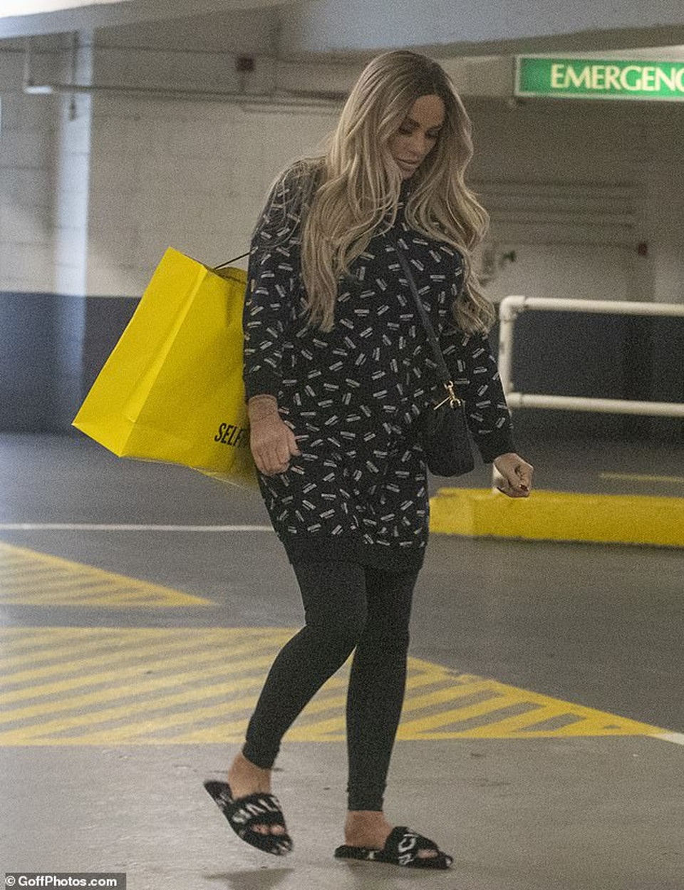 Vừa tuyên bố phá sản, Katie Price lại đi sắm loạt đồ hiệu - 7 Vừa tuyên bố phá sản, Katie Price lại đi sắm loạt đồ hiệu - 7