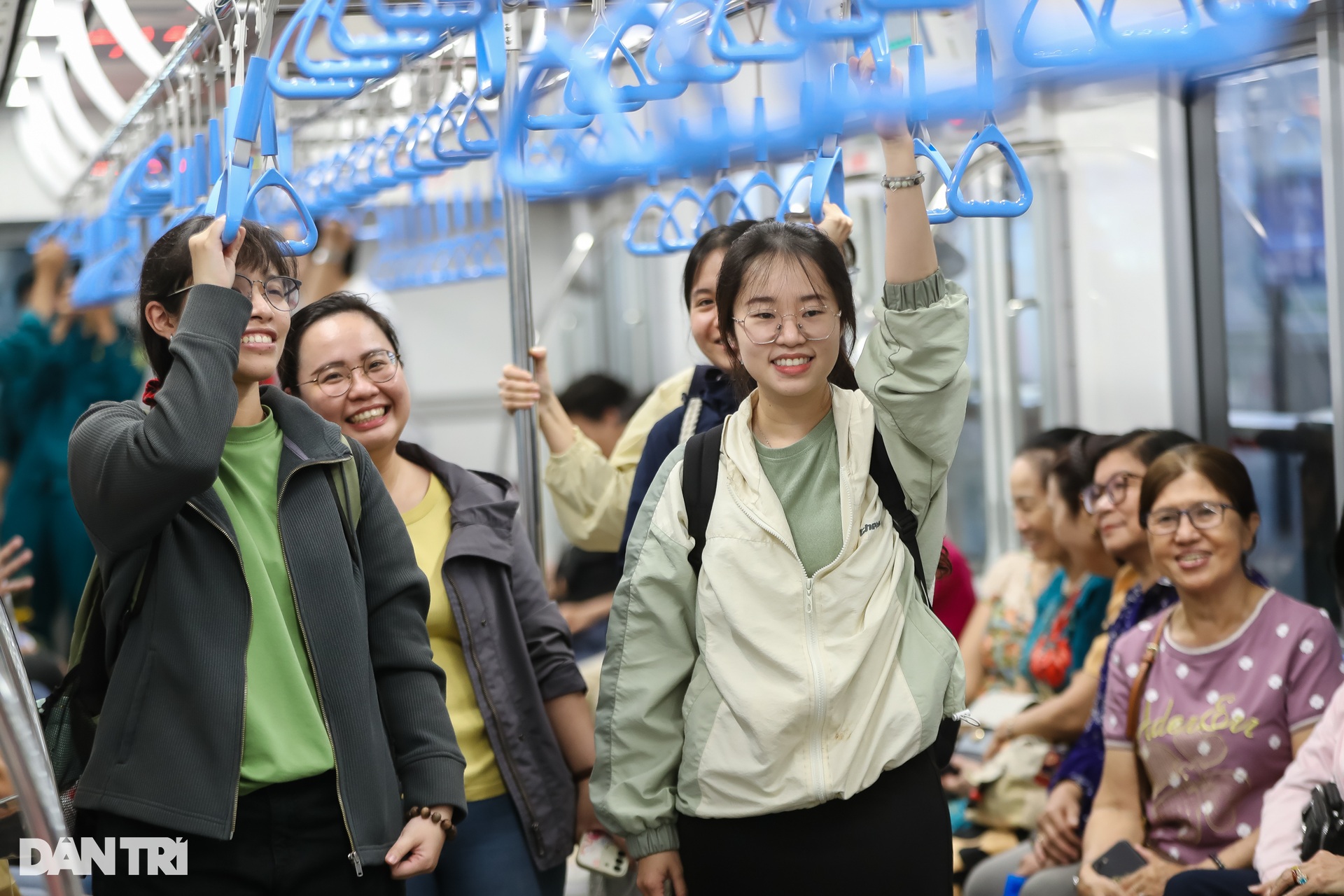 Người dân TPHCM xếp hàng chờ đi tàu metro trong ngày chạy thử cuối cùng - 11