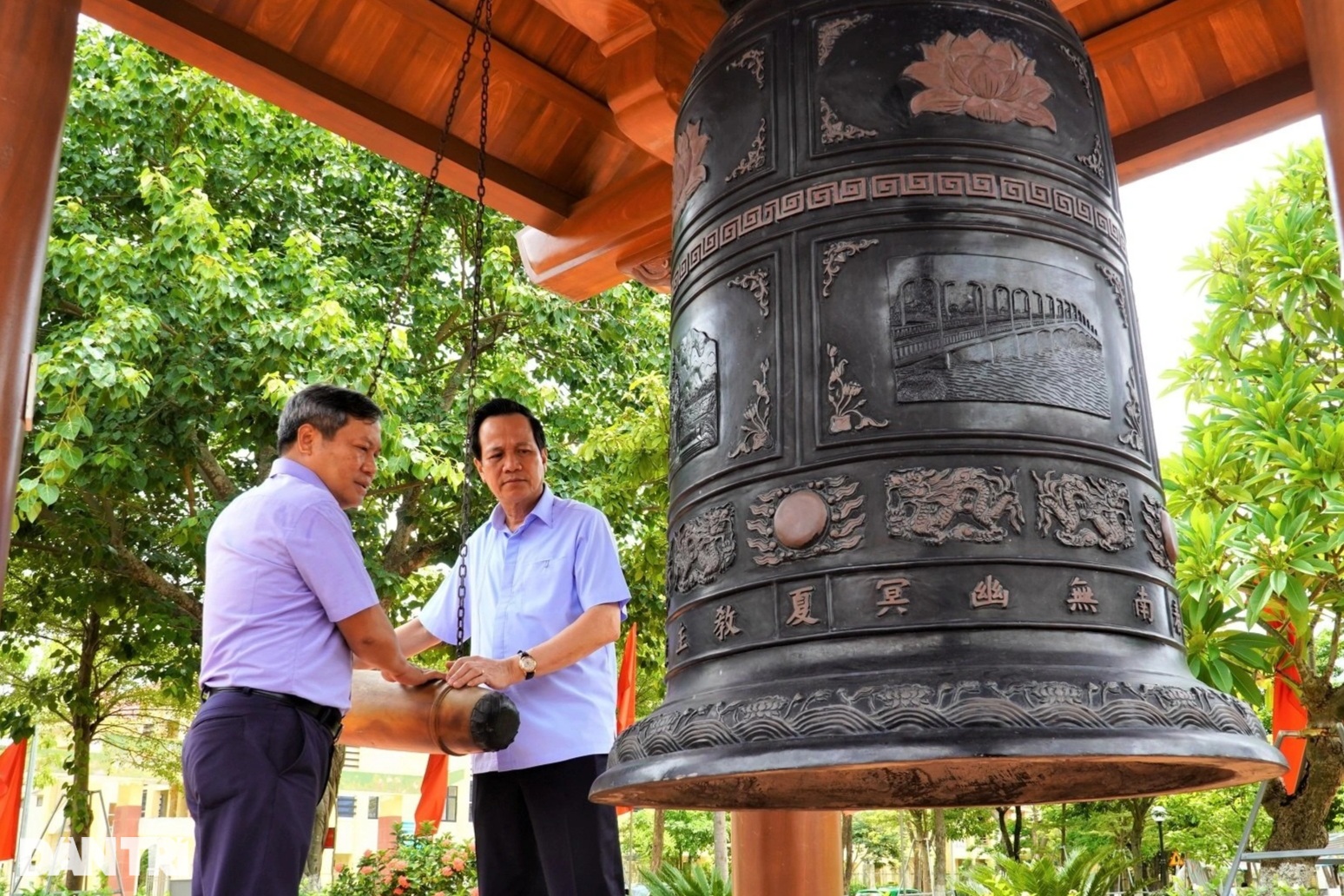 View - Bộ trưởng Đào Ngọc Dung dâng hương Đền thờ Bác Hồ và các anh hùng liệt sỹ | Báo Dân trí