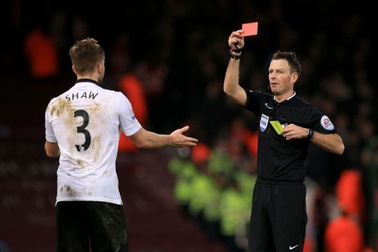 Trọng tài mang họa cho MU ở trận derby Manchester?