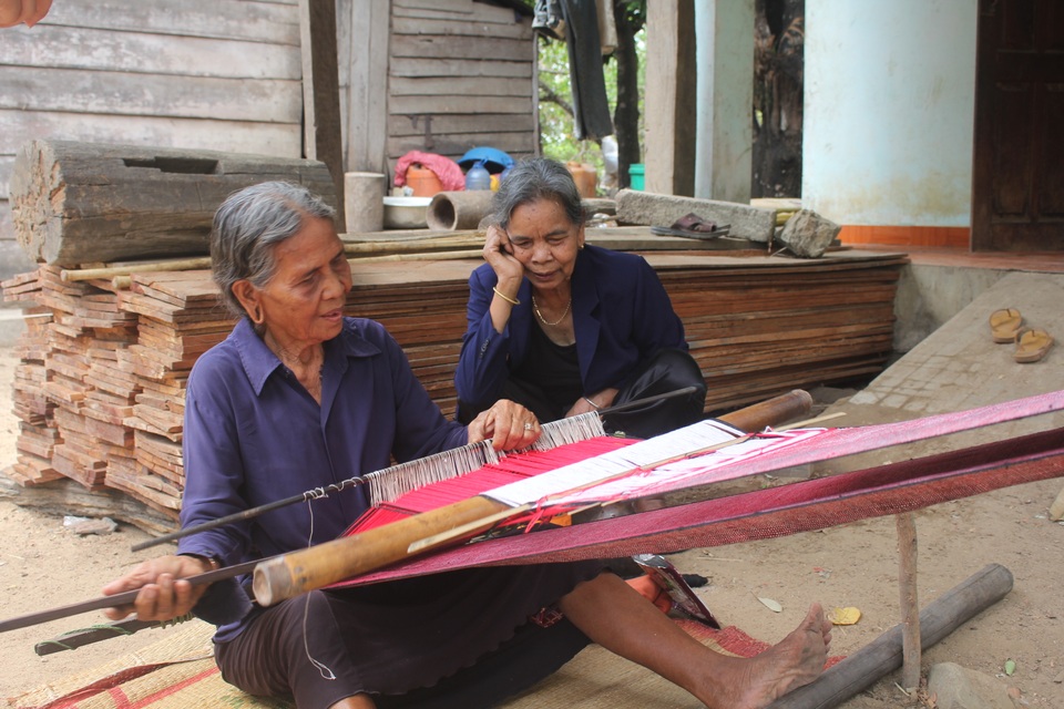 Nữ già làng đặc biệt có một không hai của bản làng Krông - 3 Nữ già làng đặc biệt có một không hai của bản làng Krông - 3