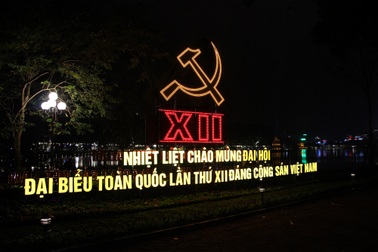 Hà Nội trang hoàng đường phố mừng Đại hội Đảng