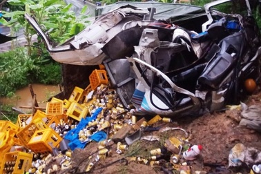 Xe tải tông vào nhà dân, 2 người tử vong