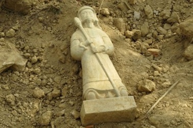 Phát hiện tượng cổ bằng đá nguyên vẹn tại Dinh ông Hoàng Mười