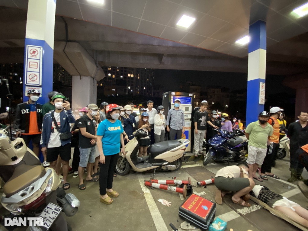 Ô tô càn quét cây xăng ở Hà Nội, nhiều người bị thương - 3 Ô tô càn quét cây xăng ở Hà Nội, nhiều người bị thương - 3