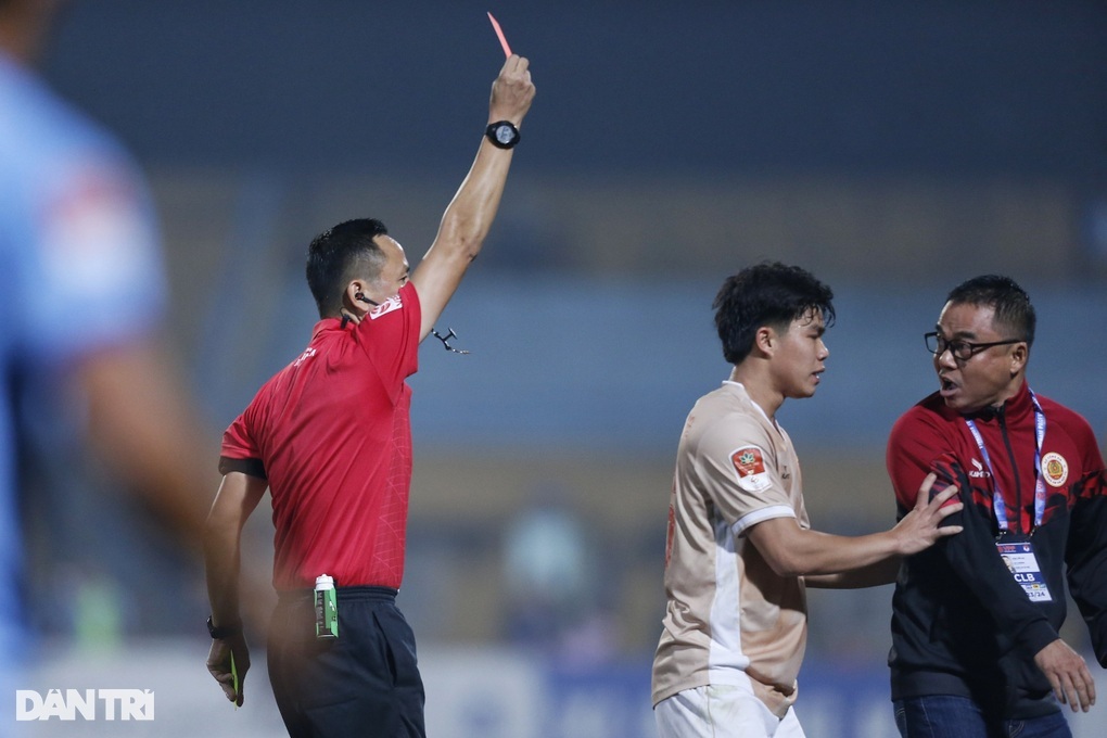 Trenér Tran Tien Dai dostal návrh na pokutu za rvačku s rozhodčím - 2 HLV Trần Tiến Đại bị đề nghị phạt nguội vì xô xát trọng tài - 2