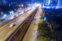 Công nhân trắng đêm xén dải phân cách mở rộng đường Hà Nội