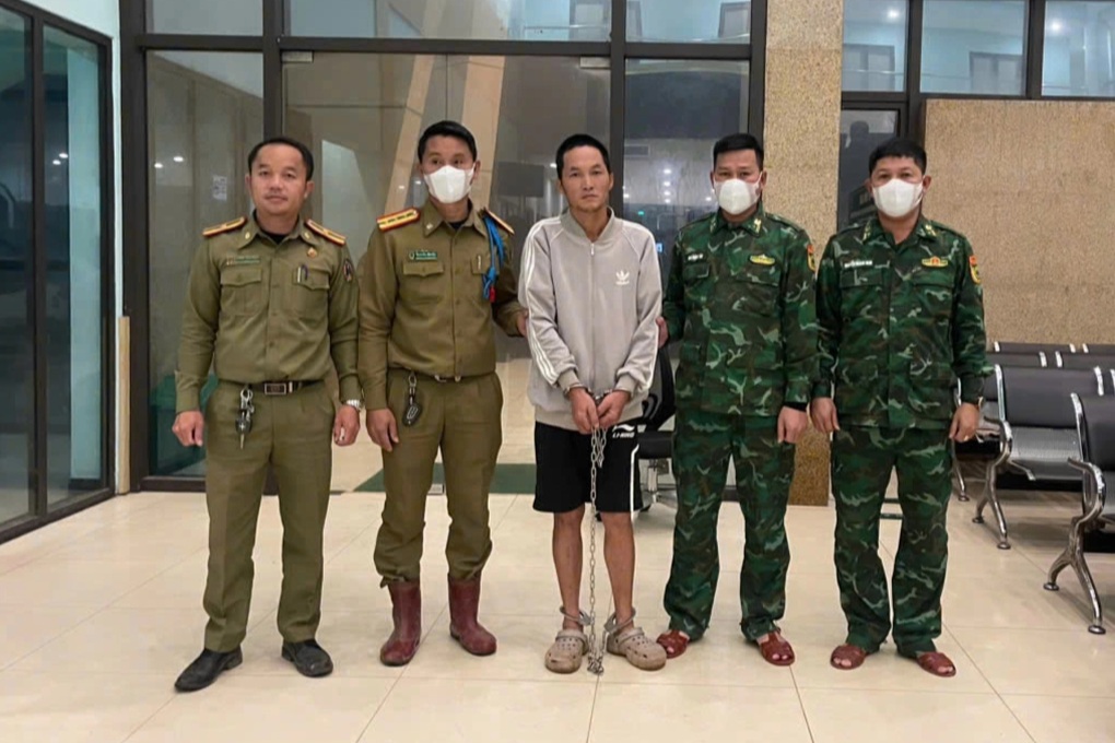 Hai đối tượng truy nã bị bắt khi đang lẩn trốn ở Lào - 1